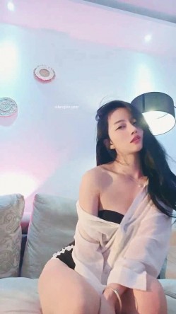 【高端奢华 ️顶级空姐】超美商务模特『小一一』极品女神重磅回归 又骚又御《此女只应天上有 人间谁配操一回》 截图3