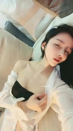 【高端奢华 ️顶级空姐】超美商务模特『小一一』极品女神重磅回归 又骚又御《此女只应天上有 人间谁配操一回》 截图13