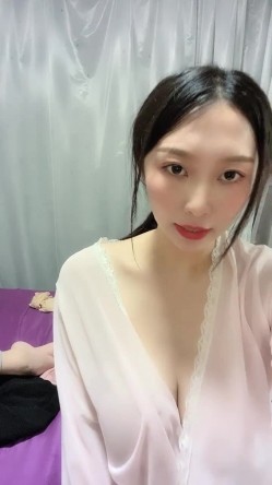 猎奇圈内部分享热门视频极品大奶子哺乳期的奶妈疯狂露出自摸挑逗赚奶粉钱 截图1