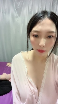 猎奇圈内部分享热门视频极品大奶子哺乳期的奶妈疯狂露出自摸挑逗赚奶粉钱 截图2