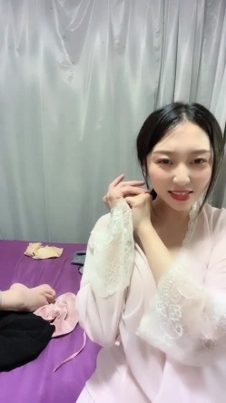 猎奇圈内部分享热门视频极品大奶子哺乳期的奶妈疯狂露出自摸挑逗赚奶粉钱 截图3