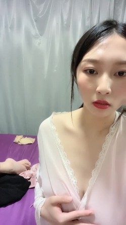 猎奇圈内部分享热门视频极品大奶子哺乳期的奶妈疯狂露出自摸挑逗赚奶粉钱 截图5