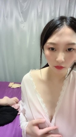 猎奇圈内部分享热门视频极品大奶子哺乳期的奶妈疯狂露出自摸挑逗赚奶粉钱 截图6