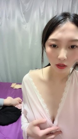 猎奇圈内部分享热门视频极品大奶子哺乳期的奶妈疯狂露出自摸挑逗赚奶粉钱 截图7