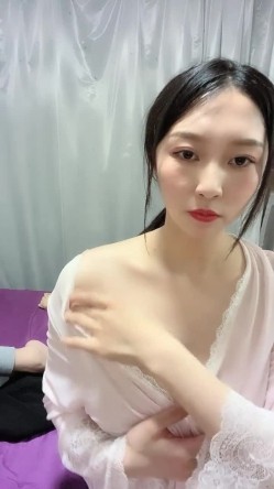 猎奇圈内部分享热门视频极品大奶子哺乳期的奶妈疯狂露出自摸挑逗赚奶粉钱 截图8