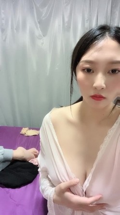 猎奇圈内部分享热门视频极品大奶子哺乳期的奶妈疯狂露出自摸挑逗赚奶粉钱 截图12