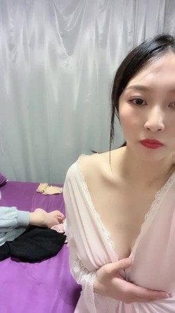 猎奇圈内部分享热门视频极品大奶子哺乳期的奶妈疯狂露出自摸挑逗赚奶粉钱 截图15