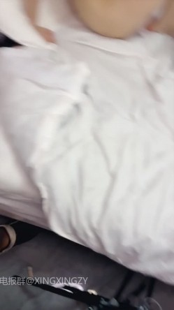 ️18岁极品【茉莉璐】极品校花下海~深喉口交 多名精神小伙啪3P 截图3