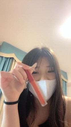 【笑性别够野呵】，纯素颜9分女神，现场卸妆，洗澡站着撒尿，极品胴体，超清镜头展示极具挑逗 截图1