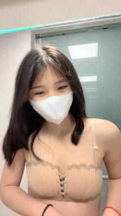 【笑性别够野呵】，纯素颜9分女神，现场卸妆，洗澡站着撒尿，极品胴体，超清镜头展示极具挑逗 截图9