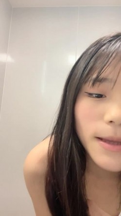 【笑性别够野呵】，纯素颜9分女神，现场卸妆，洗澡站着撒尿，极品胴体，超清镜头展示极具挑逗 截图11