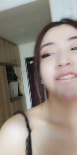 高颜值美女行走中的骚逼，丝袜情趣逼逼菊花都可插，淫声浪语不断，从卧室到浴室到阳台，抽插骚逼流白浆自己舔，看窗外自慰刺激 截图2
