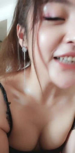 高颜值美女行走中的骚逼，丝袜情趣逼逼菊花都可插，淫声浪语不断，从卧室到浴室到阳台，抽插骚逼流白浆自己舔，看窗外自慰刺激 截图3