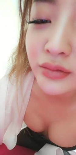 高颜值美女行走中的骚逼，丝袜情趣逼逼菊花都可插，淫声浪语不断，从卧室到浴室到阳台，抽插骚逼流白浆自己舔，看窗外自慰刺激 截图6