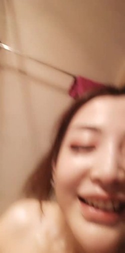 高颜值美女行走中的骚逼，丝袜情趣逼逼菊花都可插，淫声浪语不断，从卧室到浴室到阳台，抽插骚逼流白浆自己舔，看窗外自慰刺激 截图15