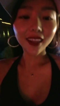渣女来袭步行街路边勾引个做轮胎生意的年轻小哥车震 截图2