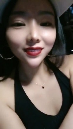 渣女来袭步行街路边勾引个做轮胎生意的年轻小哥车震 截图7