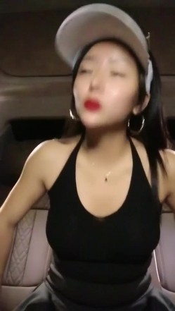 渣女来袭步行街路边勾引个做轮胎生意的年轻小哥车震 截图9