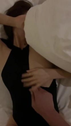 深圳阿飞哥 的炮友母狗们，大鸡巴甩得满脸都是，饥渴的样子，3P艹过瘾她 截图13