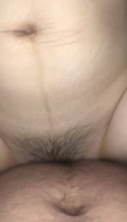 大神的绿奴母狗们，车震户外露出，滴蜡后入打开门看着邻居走廊大战，楼道做爱，威武刺激哦 22V流出！ 截图11