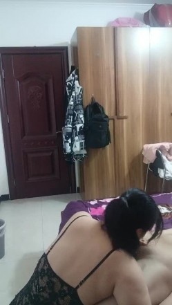 大哥深夜享受小嫂子的服务，情趣装诱惑口活大鸡巴尽显风骚，道具玩弄骚穴，主动上位让大哥捏着奶子爆草呻吟 截图6