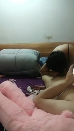 大哥深夜享受小嫂子的服务，情趣装诱惑口活大鸡巴尽显风骚，道具玩弄骚穴，主动上位让大哥捏着奶子爆草呻吟 截图11