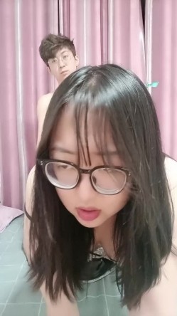 肉嘟嘟的小坦克妹子，和短小的表哥做爱，耐心口活，帅男后入操逼，丰满阴户蝴蝶粉逼 截图4