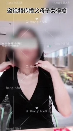 顶流露出女神『hong14868』这么热天，为啥要穿内裤啦，给大叔看的不好意思拉 公园超市各种极限人前露出 截图2