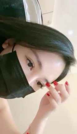 某公司白领少妇，大胆地在公司洗手间和办公地点露逼自慰，生过孩子的女人，木耳和奶头已黑，穿上衣服还是高级的韵味十足 截图9