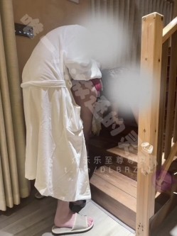推特28万粉丝绿帽淫妻大神「放逐的灵魂」黑丝翘臀小m狗，牵着狗链后入上边还得给别人口，只有这样才能彻底折服她！ 截图3