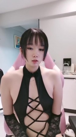 高冷颜值妹妹！外表文静呆萌！情趣装性感诱惑，掰开一线天肥穴，特写按摩器震动，粗大假吊抽插，娇喘呻吟 截图1