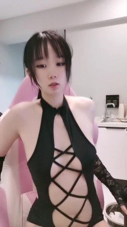 高冷颜值妹妹！外表文静呆萌！情趣装性感诱惑，掰开一线天肥穴，特写按摩器震动，粗大假吊抽插，娇喘呻吟 截图3