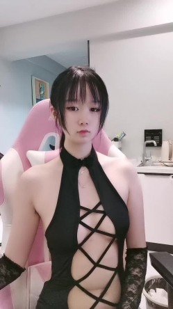 高冷颜值妹妹！外表文静呆萌！情趣装性感诱惑，掰开一线天肥穴，特写按摩器震动，粗大假吊抽插，娇喘呻吟 截图4