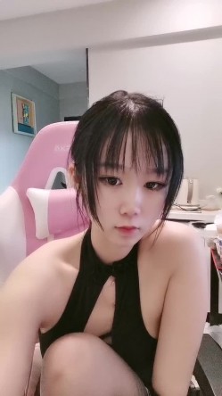 高冷颜值妹妹！外表文静呆萌！情趣装性感诱惑，掰开一线天肥穴，特写按摩器震动，粗大假吊抽插，娇喘呻吟 截图9
