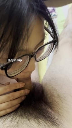 【原档泄密】，福建女大学生，真实啪啪男友流出，完美露脸，清新可爱皮肤白皙，还有小树林啪啪 截图16