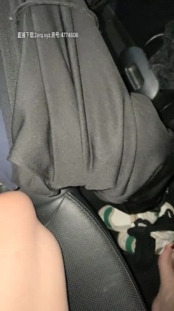 地下停车场里的刺激战场，高价约的网红模特颜值很高，在车里耍她一下，口活超棒的不脱衣服直接坐上来草 截图3