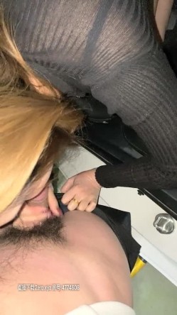 地下停车场里的刺激战场，高价约的网红模特颜值很高，在车里耍她一下，口活超棒的不脱衣服直接坐上来草 截图6