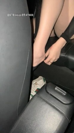地下停车场里的刺激战场，高价约的网红模特颜值很高，在车里耍她一下，口活超棒的不脱衣服直接坐上来草 截图8