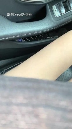 地下停车场里的刺激战场，高价约的网红模特颜值很高，在车里耍她一下，口活超棒的不脱衣服直接坐上来草 截图9