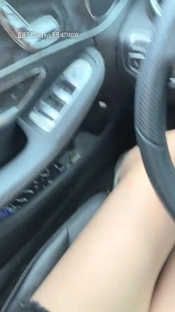 地下停车场里的刺激战场，高价约的网红模特颜值很高，在车里耍她一下，口活超棒的不脱衣服直接坐上来草 截图10