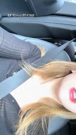 地下停车场里的刺激战场，高价约的网红模特颜值很高，在车里耍她一下，口活超棒的不脱衣服直接坐上来草 截图11