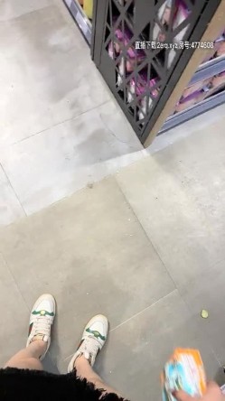 地下停车场里的刺激战场，高价约的网红模特颜值很高，在车里耍她一下，口活超棒的不脱衣服直接坐上来草 截图14