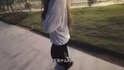 在小区里车震舅妈 舅妈的爱情故事，不顾小区人来人往被一群孩子发现太爽边插边揉阴蒂后入内射精液不断滴落 截图1