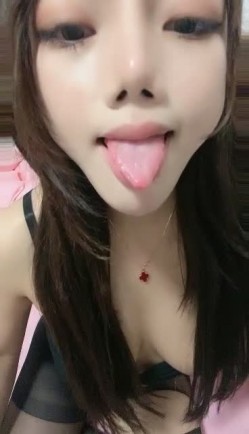欲望强烈的黑丝兔女郎少妇露脸一个人跟狼友发骚，自己舔奶头抠逼逼，掰开骚穴给狼友看，各种骚浪动作不断 截图3