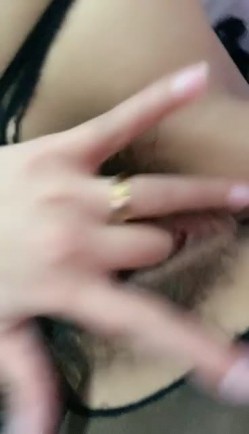 欲望强烈的黑丝兔女郎少妇露脸一个人跟狼友发骚，自己舔奶头抠逼逼，掰开骚穴给狼友看，各种骚浪动作不断 截图5