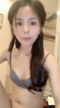 性感小美女露脸发骚，自慰逼逼等待小哥的大鸡巴，温柔的舔弄主动上位，让小哥压在沙发上抽插浪叫呻吟不止 截图11