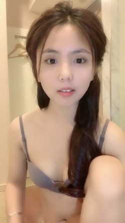 性感小美女露脸发骚，自慰逼逼等待小哥的大鸡巴，温柔的舔弄主动上位，让小哥压在沙发上抽插浪叫呻吟不止 截图13