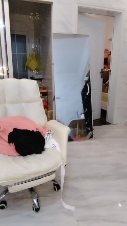 高颜值御姐美少妇，丝袜高跟诱惑，像个母狗一样跪在地上发骚诱惑狼友，揉奶玩逼特写展示舔手指的样子真骚 截图10