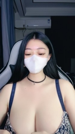 兄弟们 超级大奶子 巨大无比【最爱喝奶茶】甩奶舞 性感内衣超好身材 看着就是爽 截图3