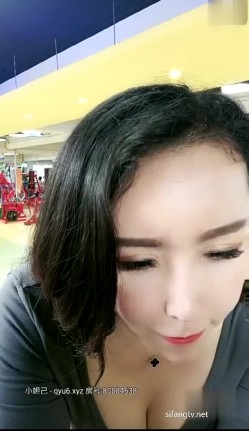 成熟美艳阿姨【蜜臀御姐】，出门逼里塞跳蛋-健身房-锻炼，骚死啦，网友一直刷礼物震得她逼逼受不了，跑更衣室大秀淫穴！ 截图1